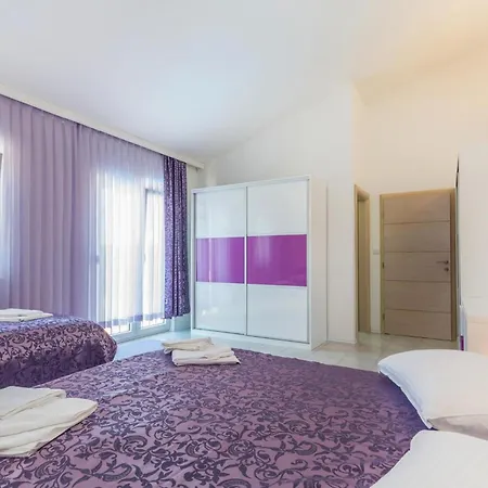 Four-bedroom In Perci Vakantiehuis *