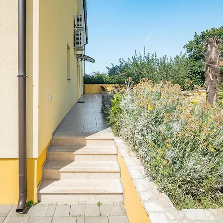 Four-bedroom In Perci Vakantiehuis *