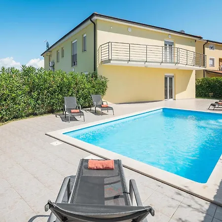 Holiday home 4 Bedroom In Perci Perkovici