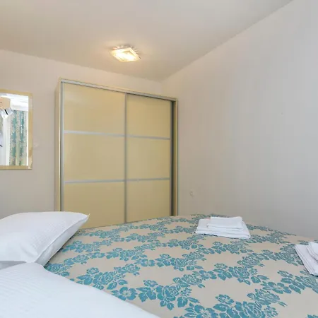 Four-bedroom In Perci Vakantiehuis