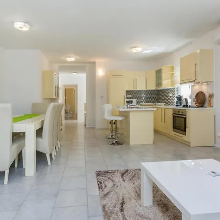 Four-bedroom In Perci Vakantiehuis *