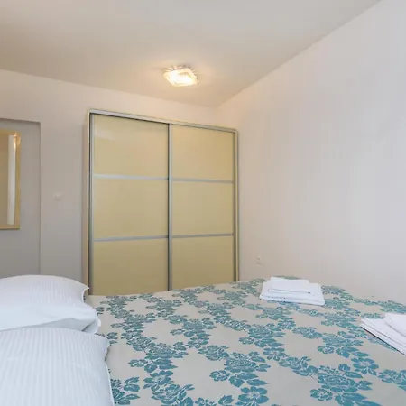 Four-bedroom In Perci Vakantiehuis *