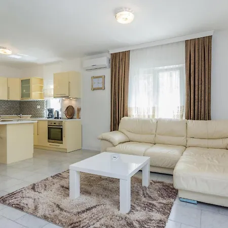 4 Bedroom In Perci Holiday home